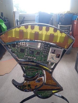 Escultura cinética del Chinelo con componentes electrónicos reciclados